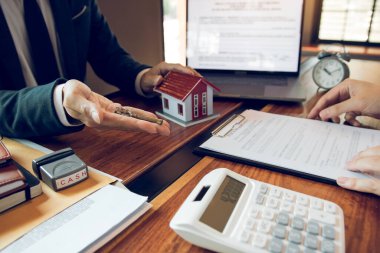 Emlakçının eli, yeni ev sahiplerine alıcı evi kavramını veriyor..