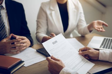 Personel özgeçmiş belgesini hazırlarken görüşme odası ve iş deneyimi hakkında konuşan ve analiz eden müdüre sunum.