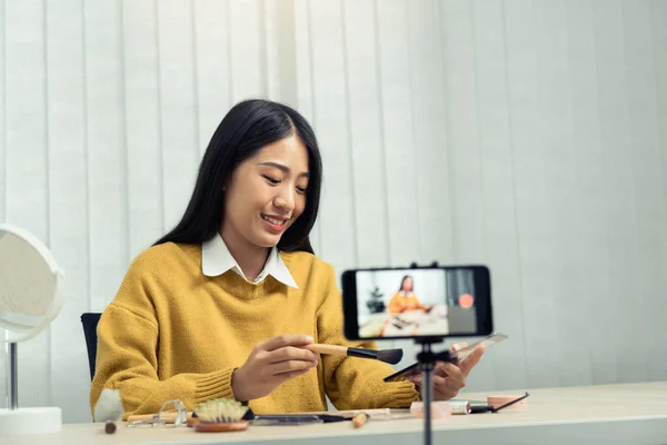 Joven Bloguero Asiático Belleza Está Mostrando Productos Cosméticos Así Como —  Fotos de Stock