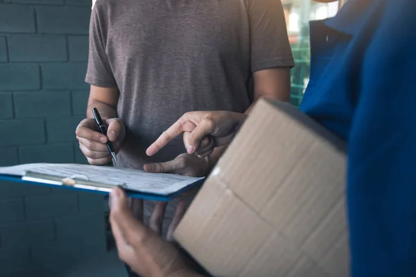 Entrega Joven Pie Puerta Casa Llevar Paquetes Para Joven Macho — Foto de Stock