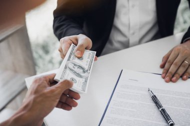 Girişimciler, ortaklarına rüşvet olarak para alıyorlar. Şirket odasında her ikisi de yozlaşmış durumda..