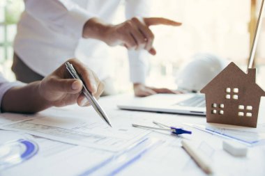 Mühendisler proje türlerinin yapısal analizleri üzerinde tasarım, çalışma ve işbirliği yapmada yardımcı oluyorlar.