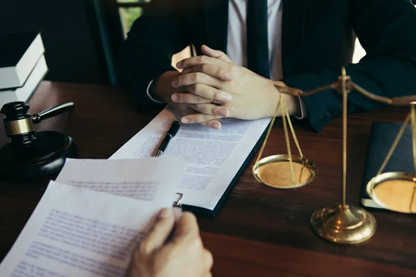 Клієнт Пояснює Правопорушення Адвокату Співпрацює Вирішення Проблеми Правопорушення — стокове фото