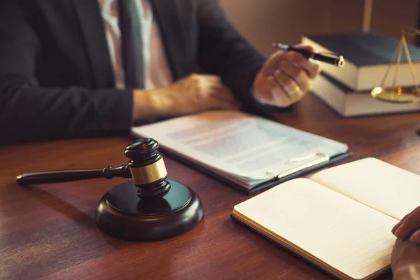 Judge Giving Advice Client Trial Laws Have Serious Consequences Clients — Stock Photo, Image