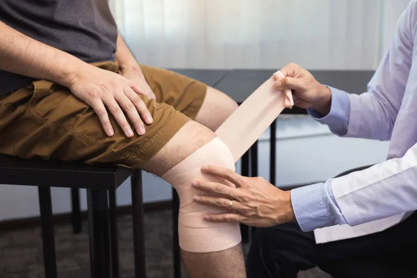 Aziatische Fysiotherapeuten Onderzoeken Resultaten Van Knieoperatie — Stockfoto
