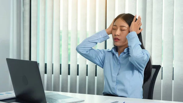 Asiática Mujer Sentada Trabajo Causó Dolor Cabeza Por Que Suavemente — Foto de Stock