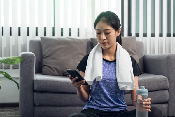 Asijské Žena Hrát Smartphone Doma Během Přestávky Jógy Cvičení Pití — Stock fotografie