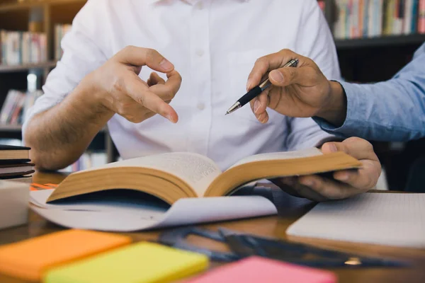 Adolescente Estudiando Escritorio Haciendo Deberes — Foto de Stock