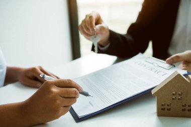 Emlakçının eli, yeni ev sahiplerine alıcı evi kavramını veriyor..