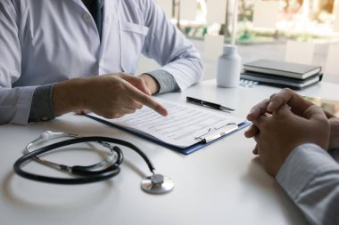 Doktor hastayla gelecekte menopoz ve tedavi hakkında konuşuyor..