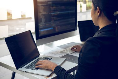 Bir yazılım mühendisinde çalışan programlama ve kodlama teknolojilerinin geliştirilmesi ofiste birlikte uygulamalar geliştiriyorlar..