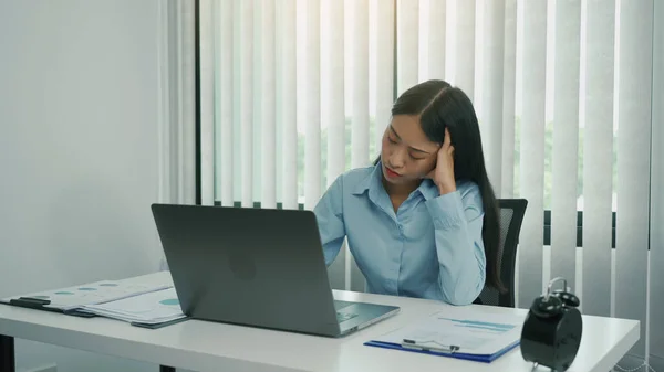 Jóvenes Mujeres Asiáticas Están Preocupadas Estresadas Por Trabajar Oficina Corporativa —  Fotos de Stock