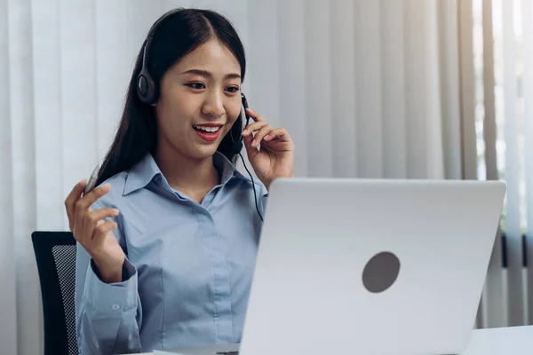 Personalen Callcenter Förklarar Problemet Och Ger Råd Till Kunderna — Stockfoto