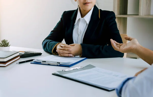 Funcionários Estão Explicando Sobre Sua Experiência Trabalho Passada Para Entrevistadores — Fotografia de Stock