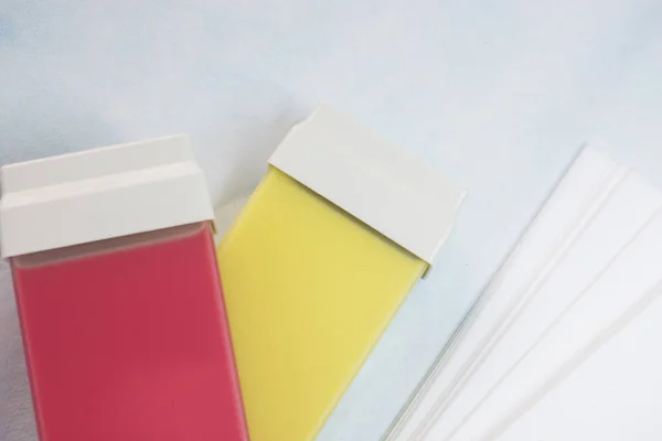 beyaz bir arka plan üzerinde iki kaset balmumu ve şeritler Depilasyon için vardır.