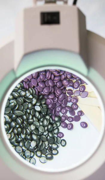 ön planda bir kozmetik lamba-Büyüteç, hangi aracılığıyla ışıklı taneli gümüş ve Erik için epilasyon balmumu görebilirsiniz olduğunu.