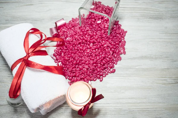 kırmızı toz balmumu, şeker, beyaz bir havlu ve yanan bir muma geçerli.