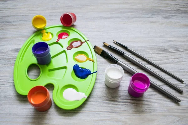 Boya ve fırçalı palet