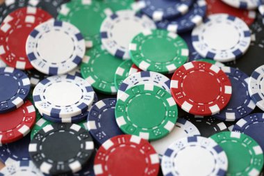 Poker Cipsli Poker Masası Kumarhanede Dönüyor. Birçok Poker Fişi Masada Yakın Çekimde Dönüyor