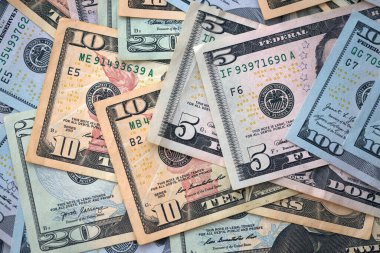 Büyük miktarlarda farklı banknotlar kapanıyor. Yüz elli yirmi on ve beş dolarlık banknotlar istiflendi.