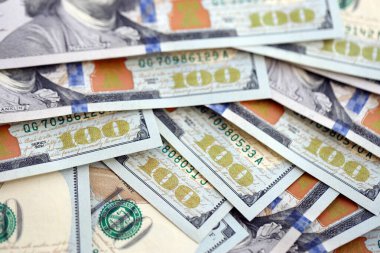 Bir sürü Amerikan doları yığını var. Birleşik Devletler para banknotları kapanıyor