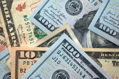 Büyük miktarlarda farklı banknotlar kapanıyor. Yüz elli yirmi on ve beş dolarlık banknotlar istiflendi.