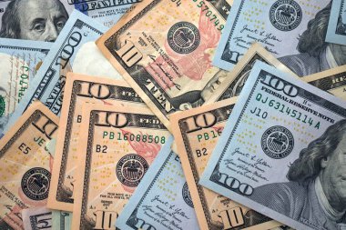 Büyük miktarlarda farklı banknotlar kapanıyor. Yüz elli yirmi on ve beş dolarlık banknotlar istiflendi.