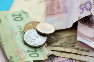 Büyük miktarda Ukrayna Hryvnia para banknotları. Buruşmuş Ukrayna banknotları yığını kapanıyor.