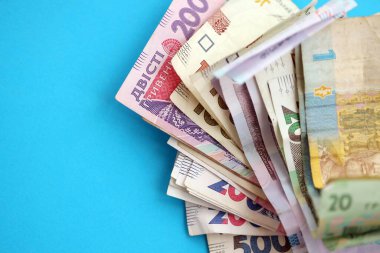 Açık mavi kağıt üzerine Ukrayna para faturaları yakın plan