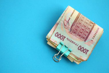 Açık mavi kağıt üzerine Ukrayna para faturaları yakın plan