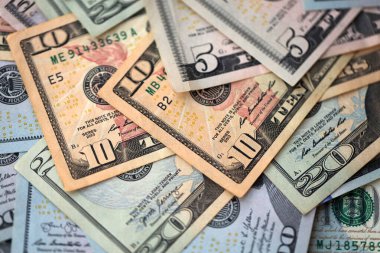 Büyük miktarlarda farklı banknotlar kapanıyor. Yüz elli yirmi on ve beş dolarlık banknotlar istiflendi.