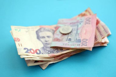 Açık mavi kağıt üzerine Ukrayna para faturaları yakın plan