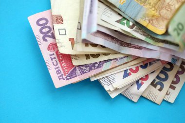 Açık mavi kağıt üzerine Ukrayna para faturaları yakın plan