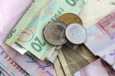 Büyük miktarda Ukrayna Hryvnia para banknotları. Buruşmuş Ukrayna banknotları yığını kapanıyor.