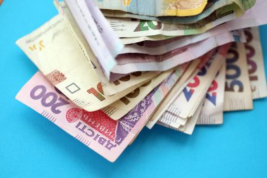 Açık mavi kağıt üzerine Ukrayna para faturaları yakın plan