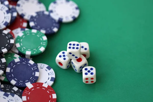 Kumarhanedeki poker masasında kumar oyunu. Başarılı bir zar kombinasyonu bir sürü kazanan fiş getirdi.