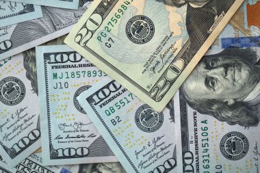 Büyük miktarlarda farklı banknotlar kapanıyor. Yüz elli yirmi on ve beş dolarlık banknotlar istiflendi.