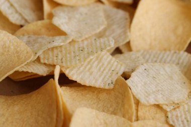 Ev yapımı Paprika aromalı Patates cipsi, en iyi manzara. Dümdüz, tepeden, yukarıdan