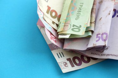 Büyük miktarda Ukrayna Hryvnia para banknotları. Buruşmuş Ukrayna banknotları yığını kapanıyor.