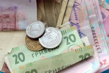 Büyük miktarda Ukrayna Hryvnia para banknotları. Buruşmuş Ukrayna banknotları yığını kapanıyor.