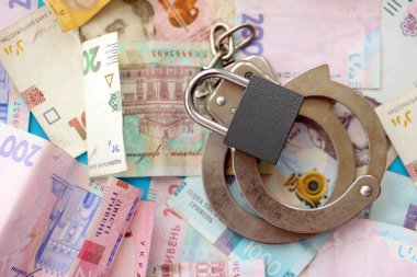 Kelepçeli ve asma kilitli Ukrayna para faturaları