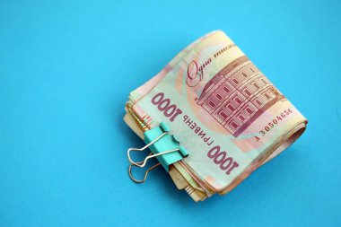 Açık mavi kağıt üzerine Ukrayna para faturaları yakın plan