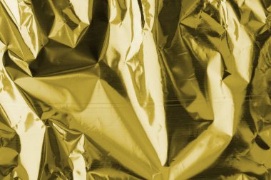 Düz yüzeyde altın buruşuk folyo dokusu