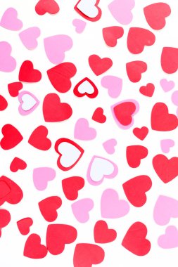 Çok renkli kırmızı beyaz ve pembe sevgililer kalp şekilleri beyaz üzerinde izole