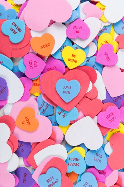 白の上に隔離された言葉を持つ多色のバレンタインハート — ストック写真