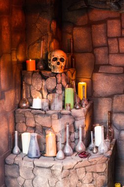 Ortaçağ iksirleri, kafatası ve mumlar karanlık bir köşede.