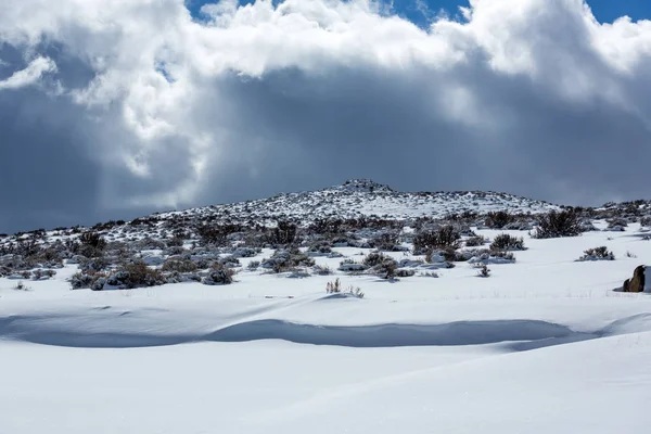 Paisaje Desierto Cubierto Nieve Con Nubes Hinchadas Cielo Azul — Foto de Stock