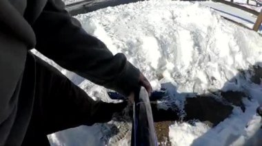  Sabah güneşinde evin önünden derin kar küreyen ilk kişi.