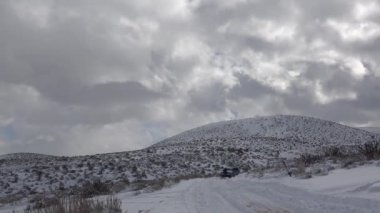 Karda hareket eden karlı bulutlar kışın Nevada Çölü 'nü kapladı..