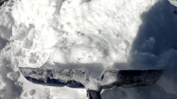 Łopaty Śniegu Rzucane Zwolnionym Tempie — Wideo stockowe